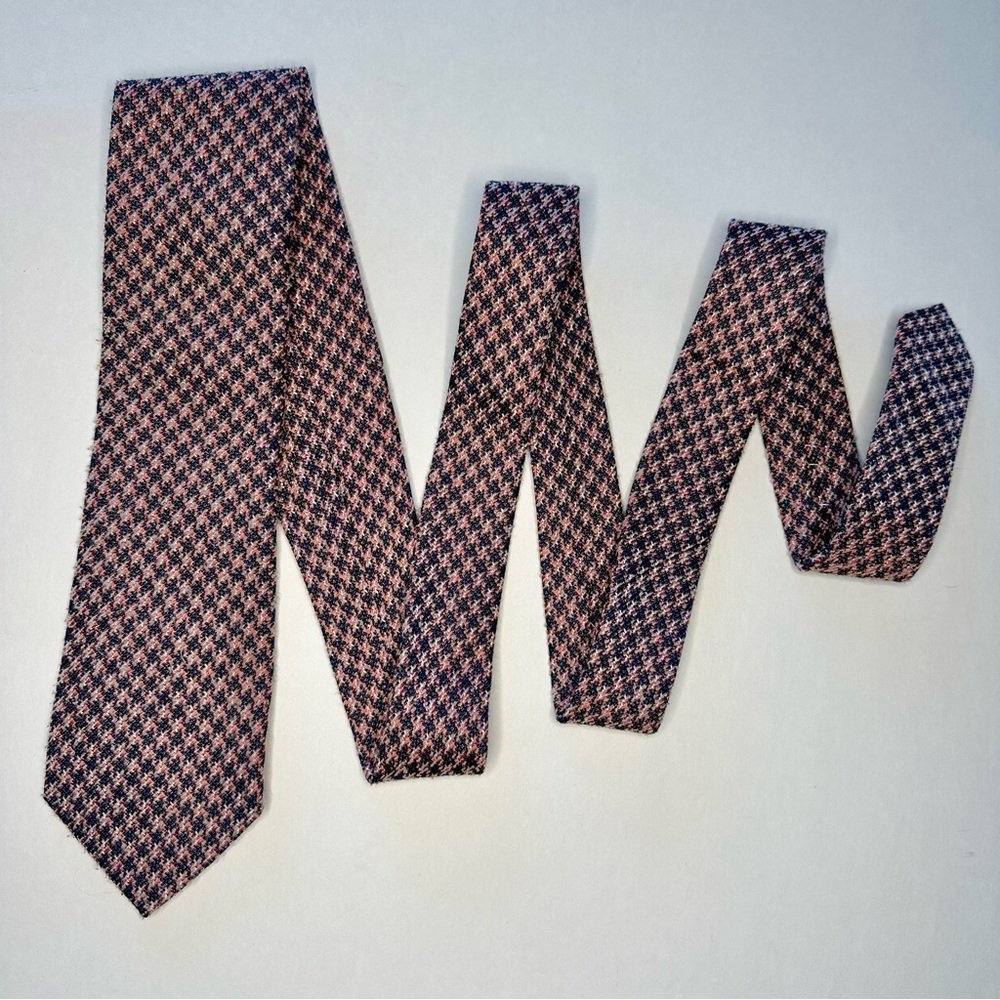 BRUNO MARCHESI Silk Cotton Textured Navy & Pink Houndstooth Classic Tie, 3” - Picture 2 of 7
